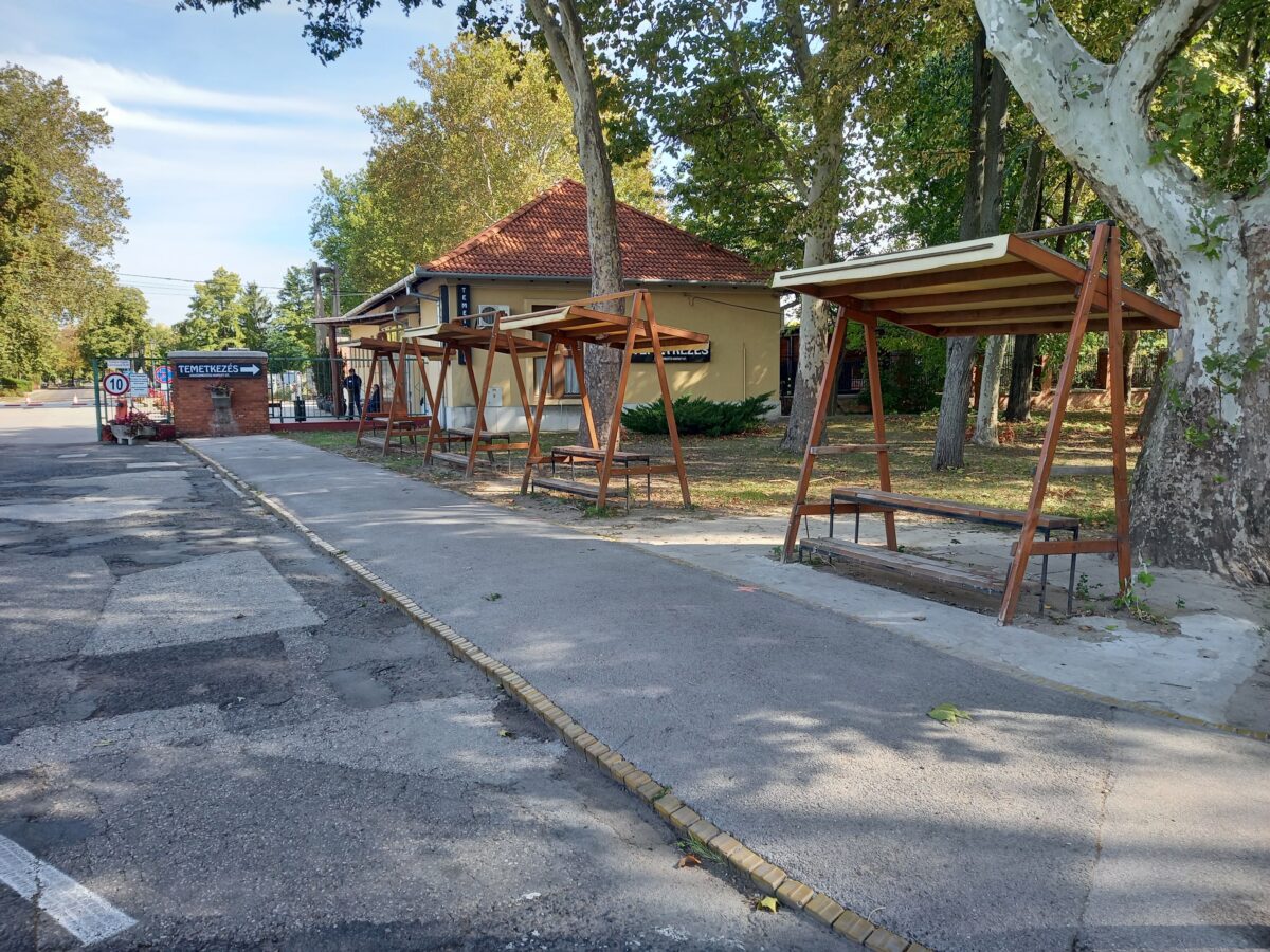 Közterület-árusítás a temető területével közvetlenül határos területen